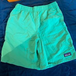 Green Patagonia boys baggies. Size M